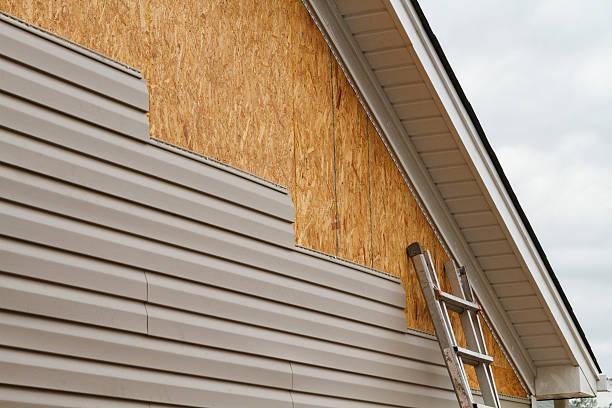 Professional Vinyl Siding technician working in Middlebury, CT